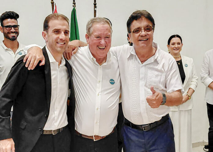 Ari do Quiosque toma posse na Acec ao lado do ex-prefeito de Caraguatatuba, Antonio Carlos e do atual, Mateus Silva (Foto: Nayara Francesco)