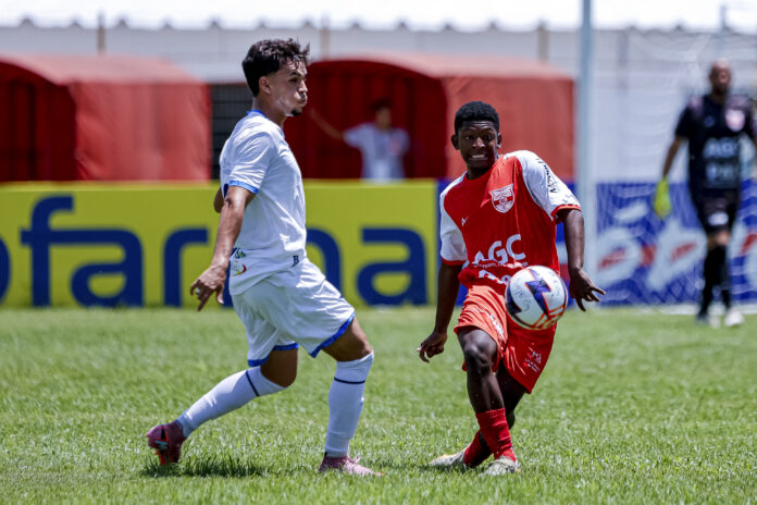 Jogadores das equipes Atlético Guaratinguetá e São José (Foto: Bruno Motta)