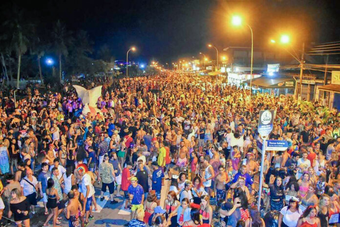 Foliões no Carnaval de Ubatuba; cidade ganha bloco para incentivar combate à violência contra a mulher (Foto: Reprodução PMU)