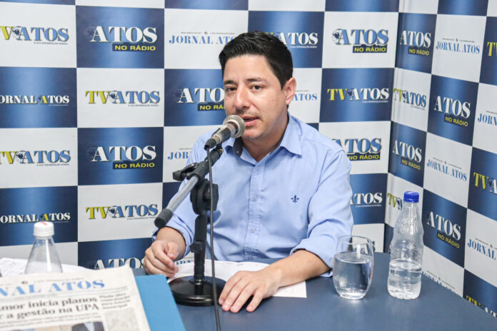 Prefeito Breno Anaya concede entrevista ao Atos no Rádio (Foto: Raphaela Dias)