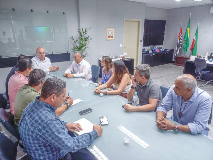 Acompanhado por vereadores, o prefeito Ricardo Piorino fala durante reunião com diretores da Sabesp