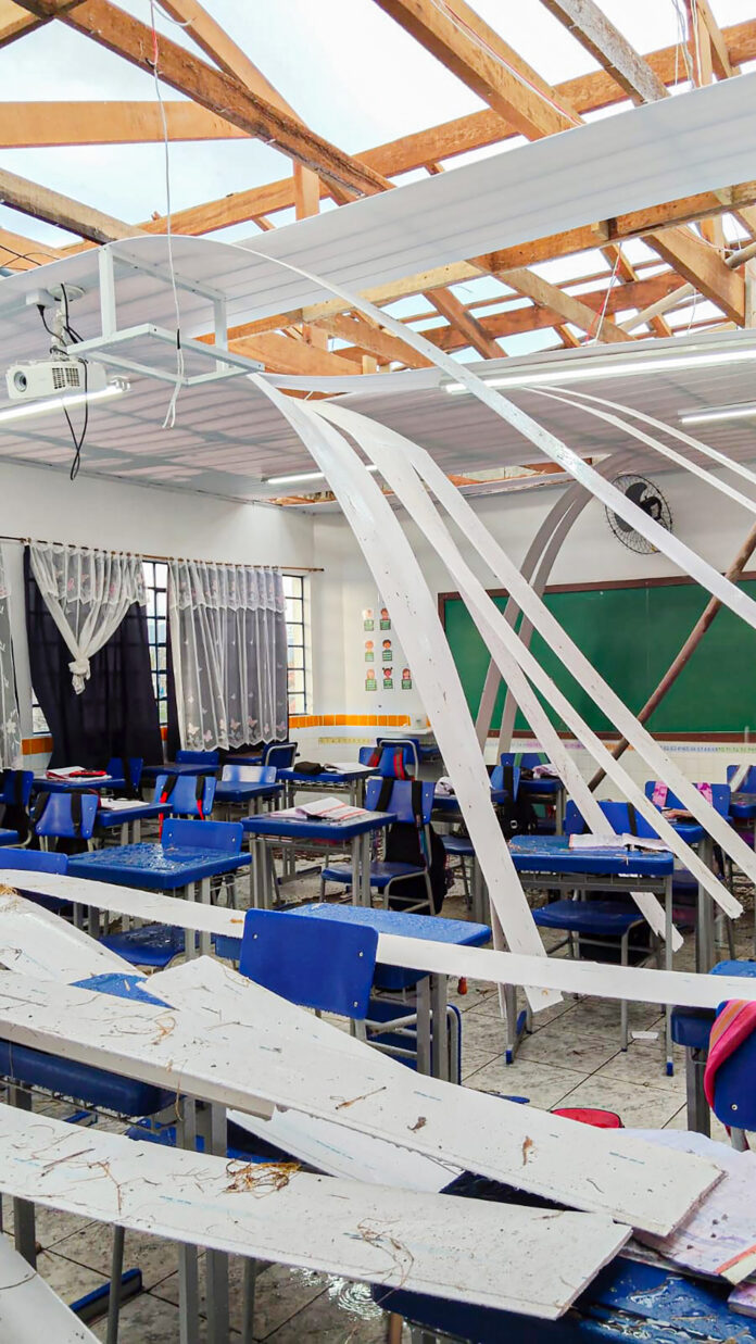 Sala de escola em Caraguá fica destelhada após vendaval (Foto: divulgação PMC)