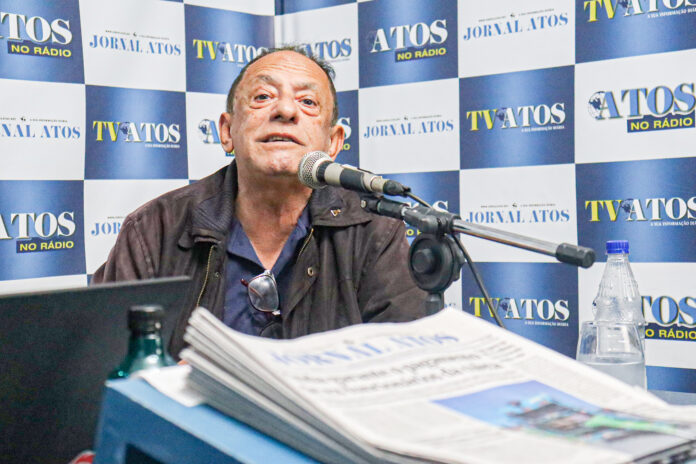 Zé Louquinho concede entrevista ao Atos no Rádio. Foto: Raphaela Dias