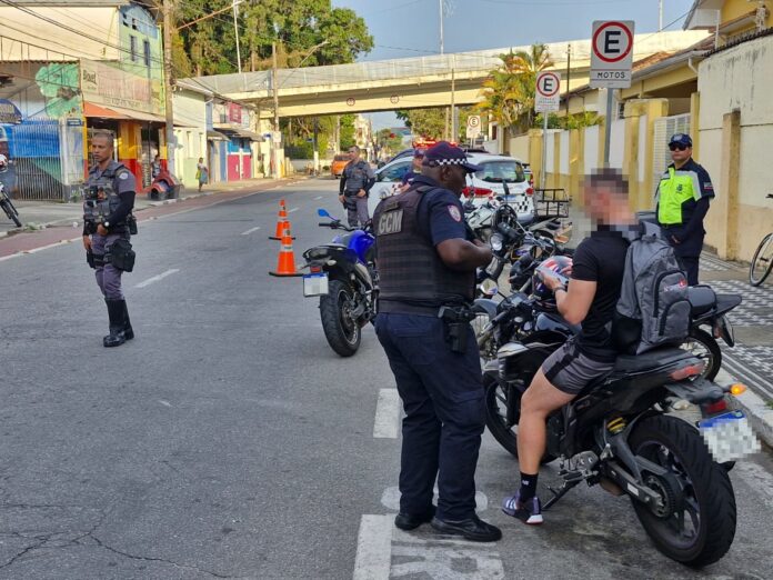 Polícia aborda motociclistas em Pindamonhangaba