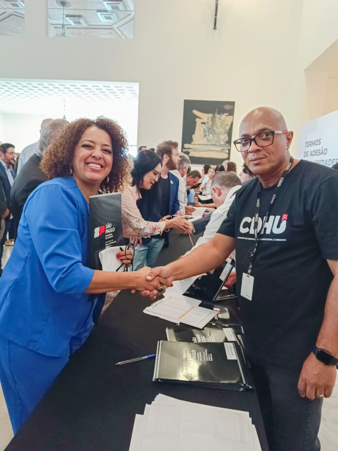 Vice-prefeita de Canas, Analia Bruno, assina contrato de novas moradias para a cidade (Foto: divulgação PMC)