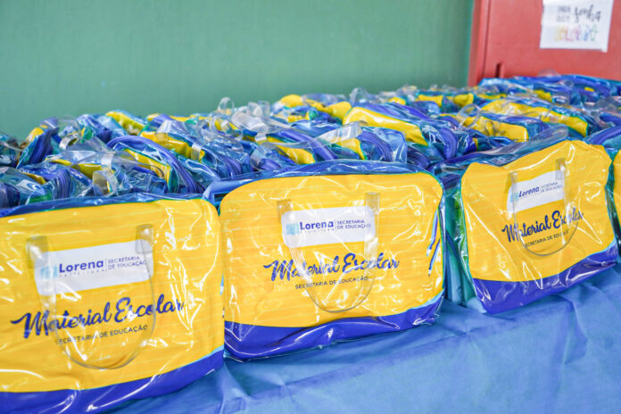 Kit escolar entregue aos alunos da rede pública de Lorena (Foto: reprodução PML)