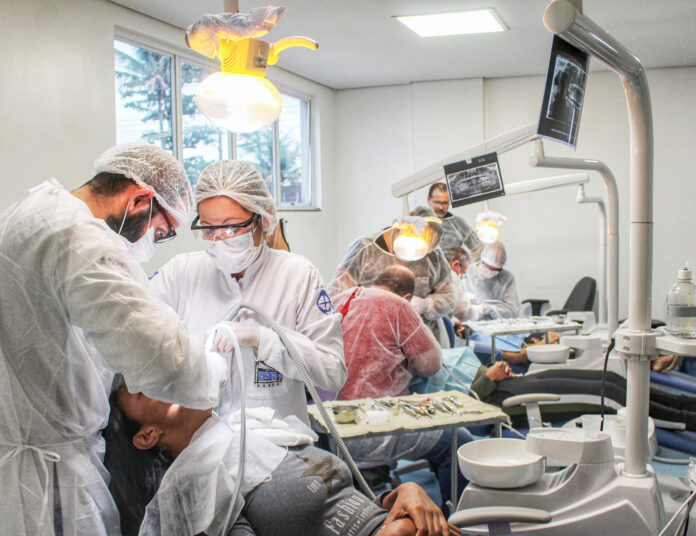 Dentistas realizando atendimento odontológico em São Sebastião