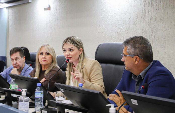 A vereadora Dra. Lalá (centro) fala durante sessão que aprovou a implantação da Procuradoria da Mulher no Legislativo (Foto: CMC)