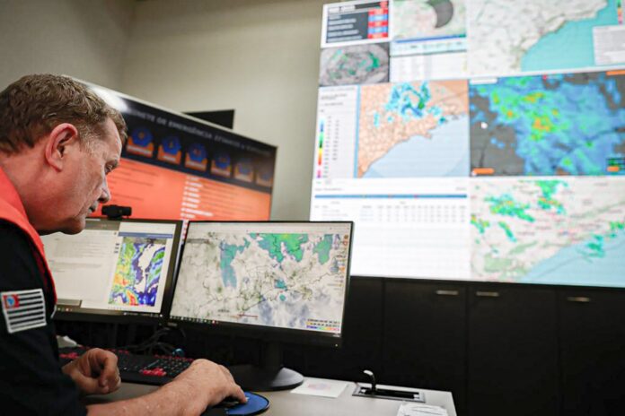 Sala de monitoramento que foca cidades do Litoral; Ilhabela e Ubatuba atendidas (Foto: Reprodução/Gesp)