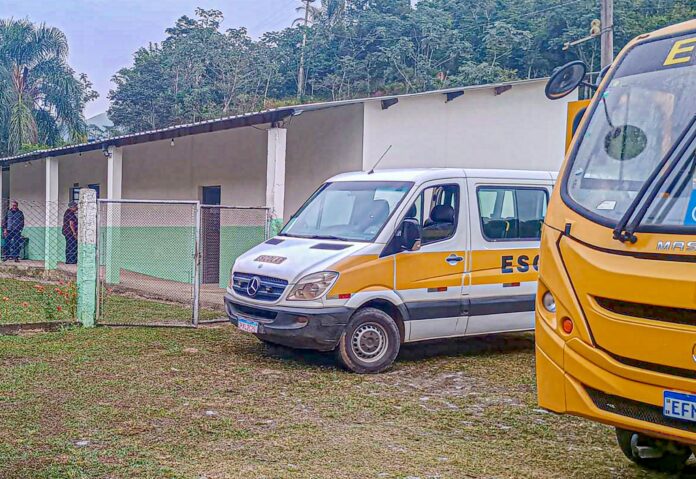 Veículos da nova empresa que assumiu o transporte escolar na rede municipal de Cachoeira Paulista (Foto: Erivaldo Pereira)
