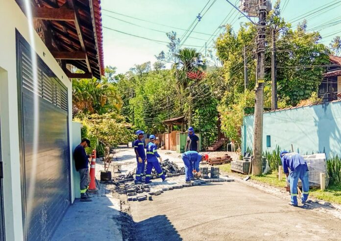 Trabalho de equipe da Sabesp em manutenção da rede de esgoto em São Sebastião; Prefeitura cobra obras