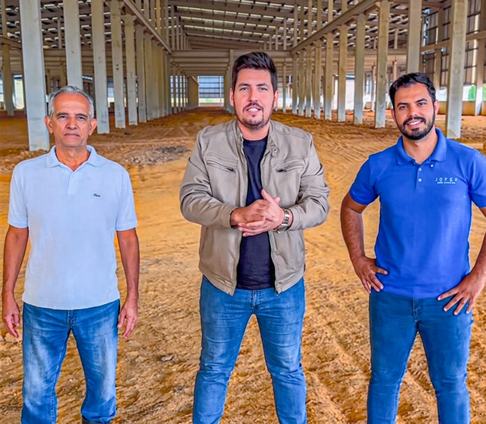 O prefeito Kleber Silveira (centro), no galpão que receberá o Grupo Jefer; expectativa para 150 novos empregos