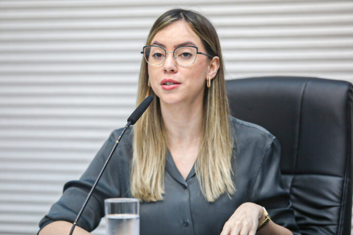 A deputada Fabiana Bolsonaro busca a aprovação de doação áreas para igrejas na Assembleia Legislativa
