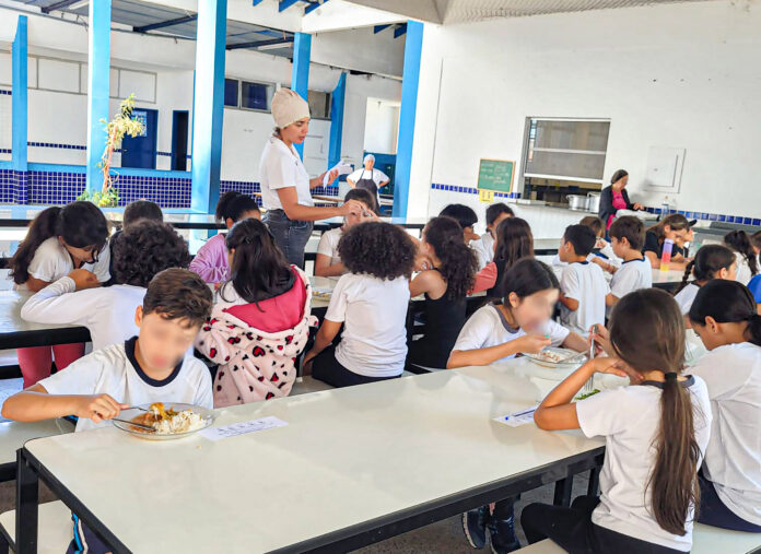 Refeitório de escola municipal de Caraguatatuba; licitação é questionada e caso está no Ministério Público
