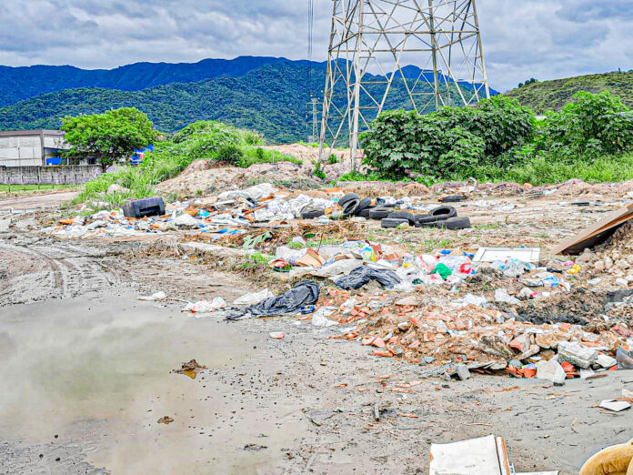 Área com flagrante de descarte irregular em Caraguatatuba; Prefeitura reforça combate nas ruas da cidade