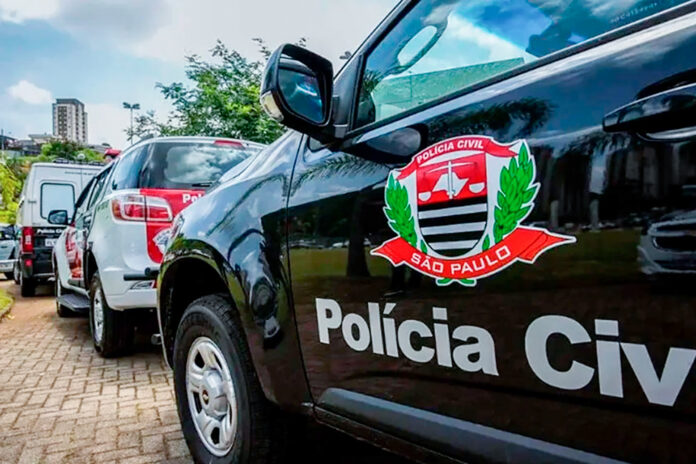 Viaturas das policiais Civil e Militar, que conseguiram prender acusado por tentativa de assassinato da companheira
