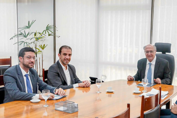 O prefeito Mateus Silva (centro) e o vice-presidente da República Geraldo Alckmin; UTGCA debatido