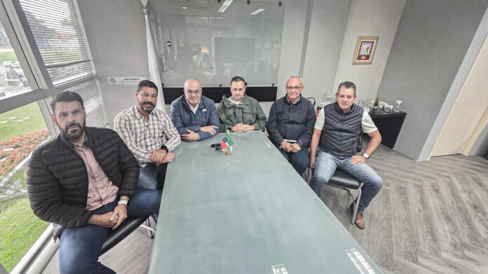 Reunião na Prefeitura de Pinda que abordou trabalho de regularização fundiária no distrito de Moreira César