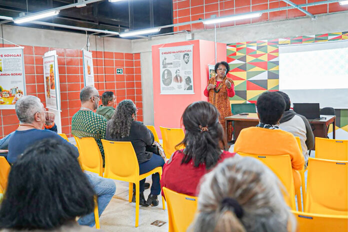 Palestra ministrada pela professora e pesquisadora Solange Cristina Virginio Barbosa durante o primeiro dia da exposição na Casa SP Afro Brasil, em Lorena