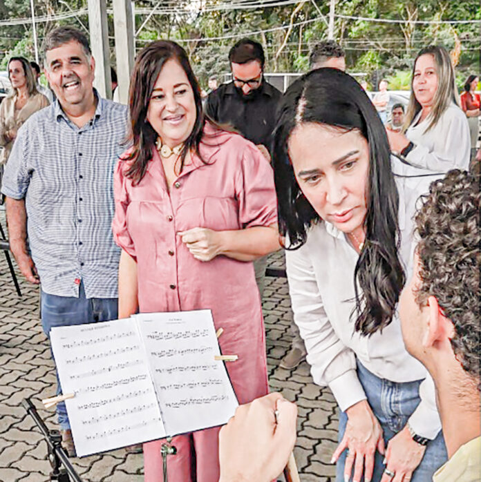A primeira-dama do Estado de São Paulo, Cristiane Freitas, aborda aluno de curso de música em Guaratinguetá