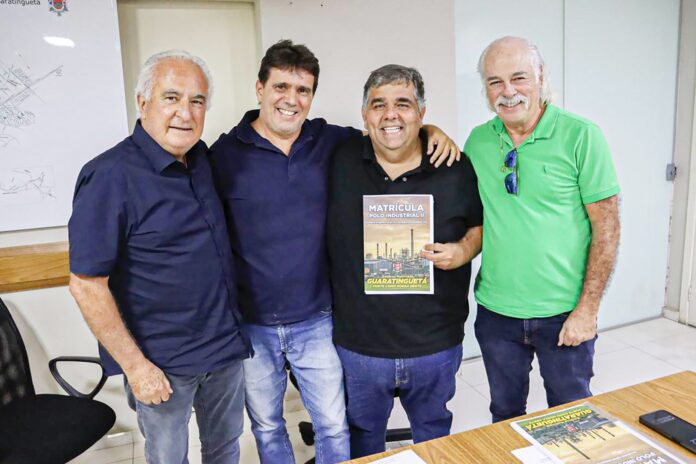 Prefeito de Guaratinguetá, Junior Filippo, participa de entrega de documentação para empreen edores de Guaratinguetá