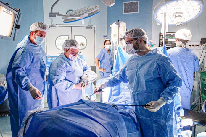 Cirurgia realizada com estrutura disponibilizada por Sistema Único de Saúde; Governo do Estado anuncia ampliação de sistema de financiamento