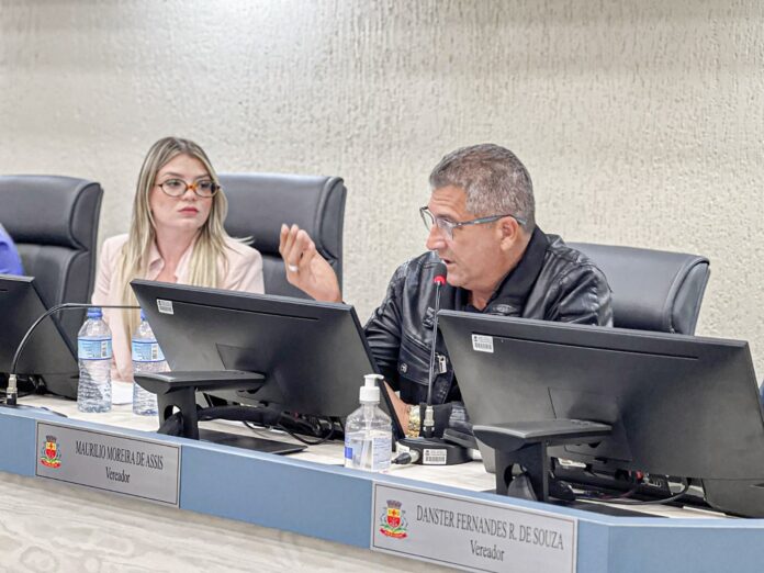 Moreira e Dra. Lalá, em sessão que votou proposta para criação de normas para novas contratações
