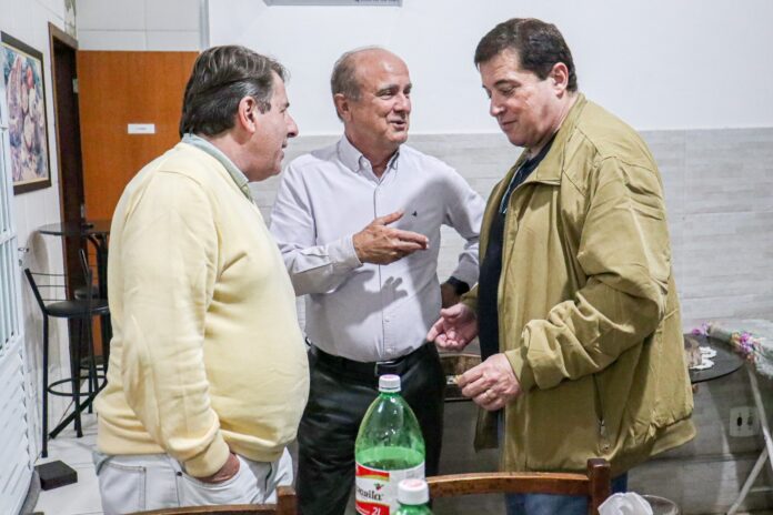 O deputado estadual Jorge Caruso ao lado de lideranças da região durante evento na última quarta-feira