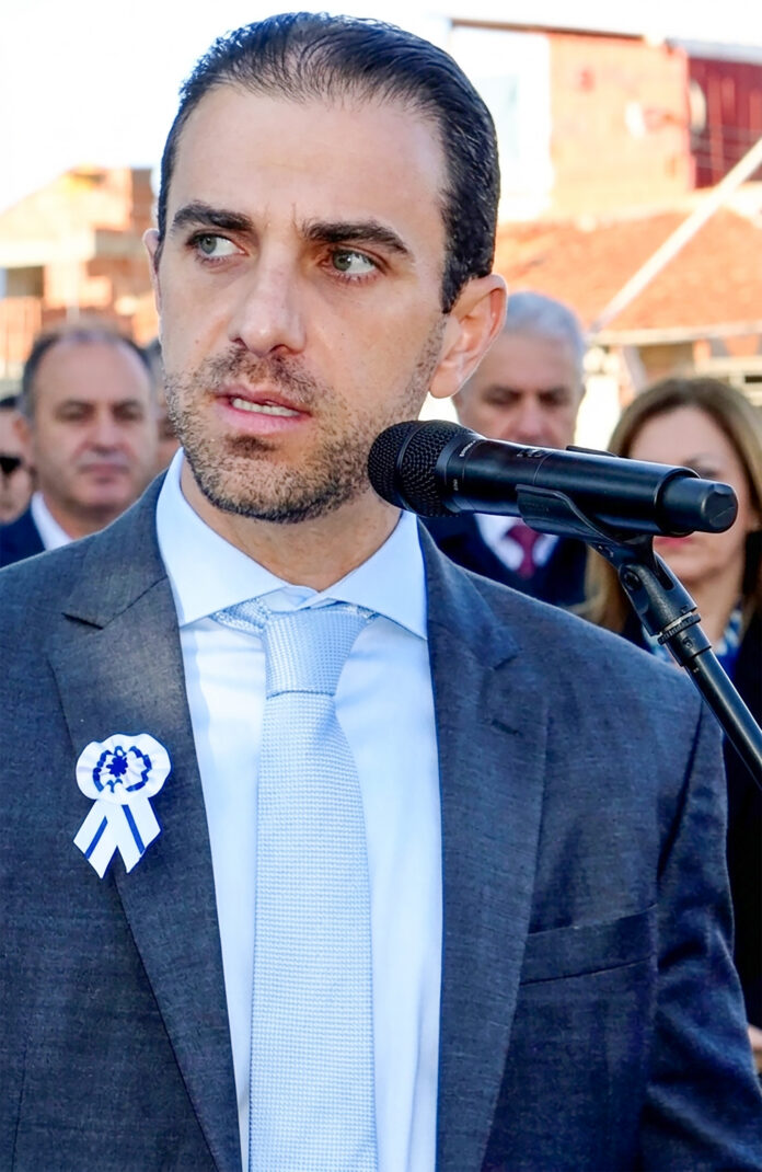 O prefeito Mateus Silva avalia medida após revogação na Câmara