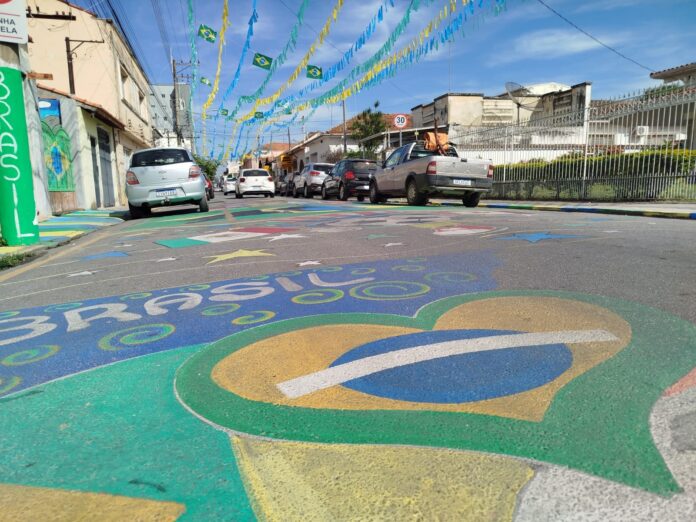 Rua Bernardino de Campos, pronta para a Copa, que começa Nesta quinta-feira; região “convoca” população para festas