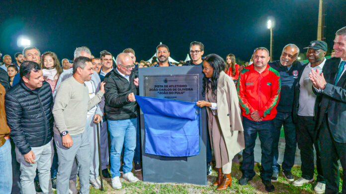 Evento de inauguração no Centro Esportivo João do Pulo, com Ricardo Piorino e família do multicampeão