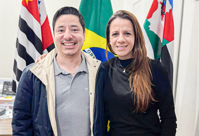 O prefeito Breno Anaya e a nova secretária de Cultura, Turismo e Eventos, Rafaela Mariano, durante anúncio na quarta-feira