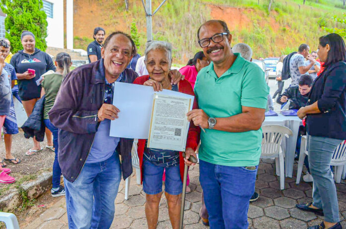 Um dos mutirões para a entrega de documentos de regularização fundiária realizada pela Prefeitura