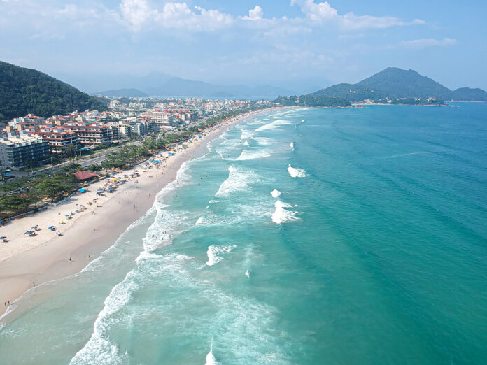 Trecho da orla de Ubatuba; cidade debate proibição de isenção da taxa de lixo para veículos de Ilhabela