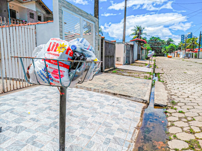 Lixo à espera da coleta nas ruas de Caraguatatuba; Prefeitura divulga prazo para pedido de isenção