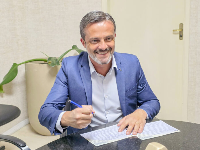 O prefeito Gustavo Lucena, que assinou contrato estimado em R$ 2,8 milhões para novo conjunto habitacional