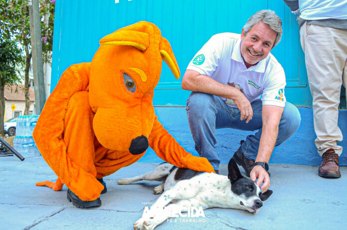 Washington Agueda, da Associação Responsável pela Proteção e Amparo Animal, na apresentação do projeto