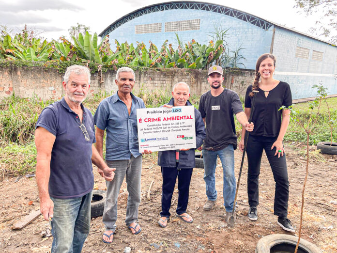 Voluntários trabalham na limpeza diária, que recebeu plantio de árvores