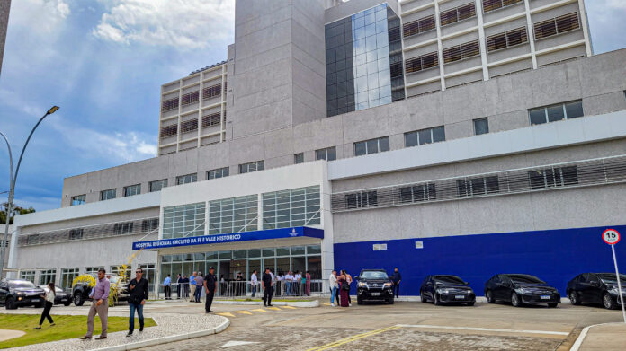 Acesso principal ao Hospital Regional Circuito da Fé e Vale Histórico, em Cruzeiro; vagas pelo Jovem Aprendiz