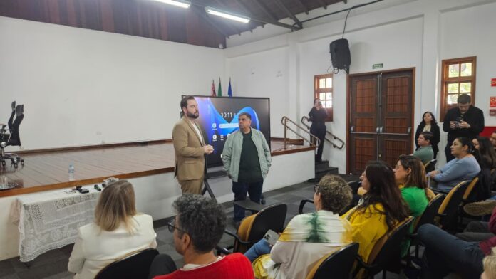 Junior Filippo e Bruno Santos participam do lançamento das lousas digitais, iniciativa que marca o início da modernização tecnológica nas escolas da rede municipal de Guaratinguetá