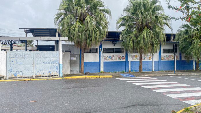Reforma dos banheiros da Escola Otton começou na última semana após cobranças da comunidade escolar