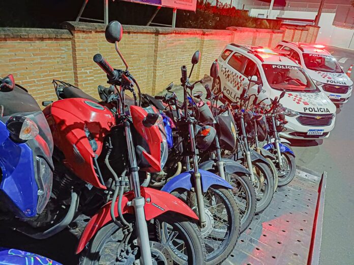 Abordagem à veículos com emissão de ruídos acima do permitido por lei; situação é alvo de críticas em Lorena
