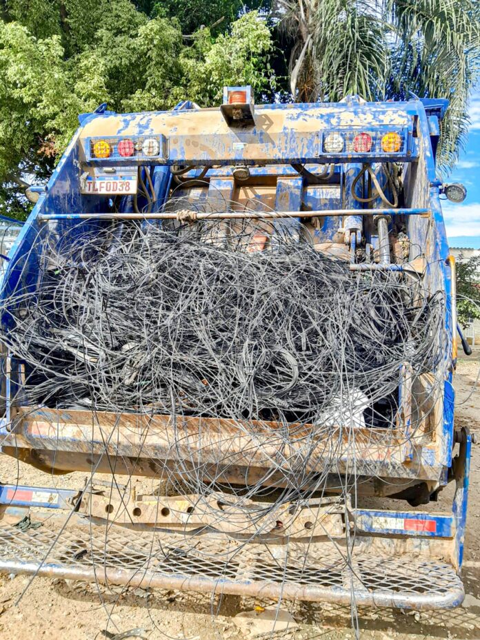 Cabos obsoletos retirados pela Prefeitura; trabalho de fiscalização e adequação da rede aérea do município continua