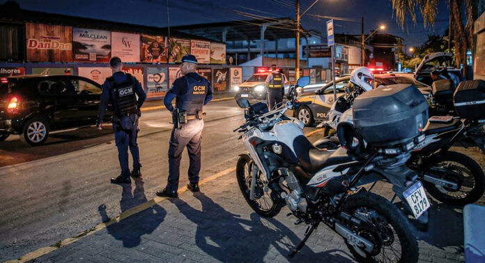 Trabalho de fiscalização nas ruas de Ubatuba; comércio sob atenção após homicídios na cidade (Foto: Divulgação PMU)