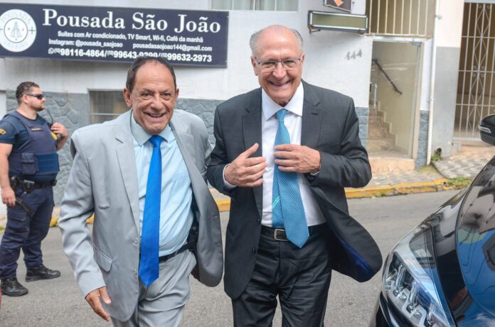O encontro entre Louquinho e Alckmin em fevereiro, quando Município e Governo Federal assinaram moradia (Foto: Divulgação PMA)