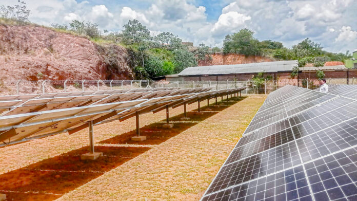 Usina Fotovoltaica, inaugurada em janeiro, que faz parte de estrutura para climatizar escolas de Cruzeiro (Foto: Victor Franqueira)
