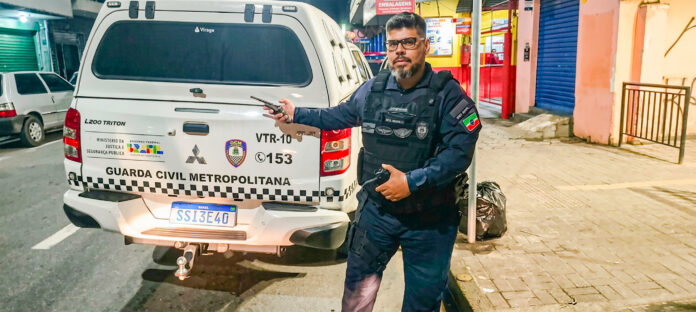 Agente da Guarda Civil de Pindamonhangaba durante ação na região do Centro Comercial 10 de Julho