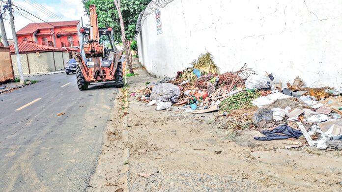 Trabalho de retirada de resíduas sólidos das ruas de Pinda; Prefeitura aponta 1.150 toneladas de entulho e material sem uso (Foto: Divulgação PMP)