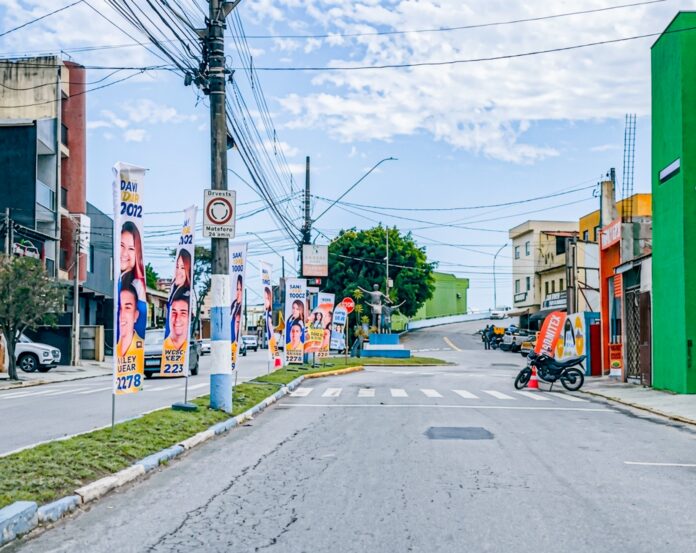Uso de wind banners em propagandas eleitorais, na avenida da Padroeira, em Aparecida; TRE derruba proibição (Foto: Fabiana Cugolo)
